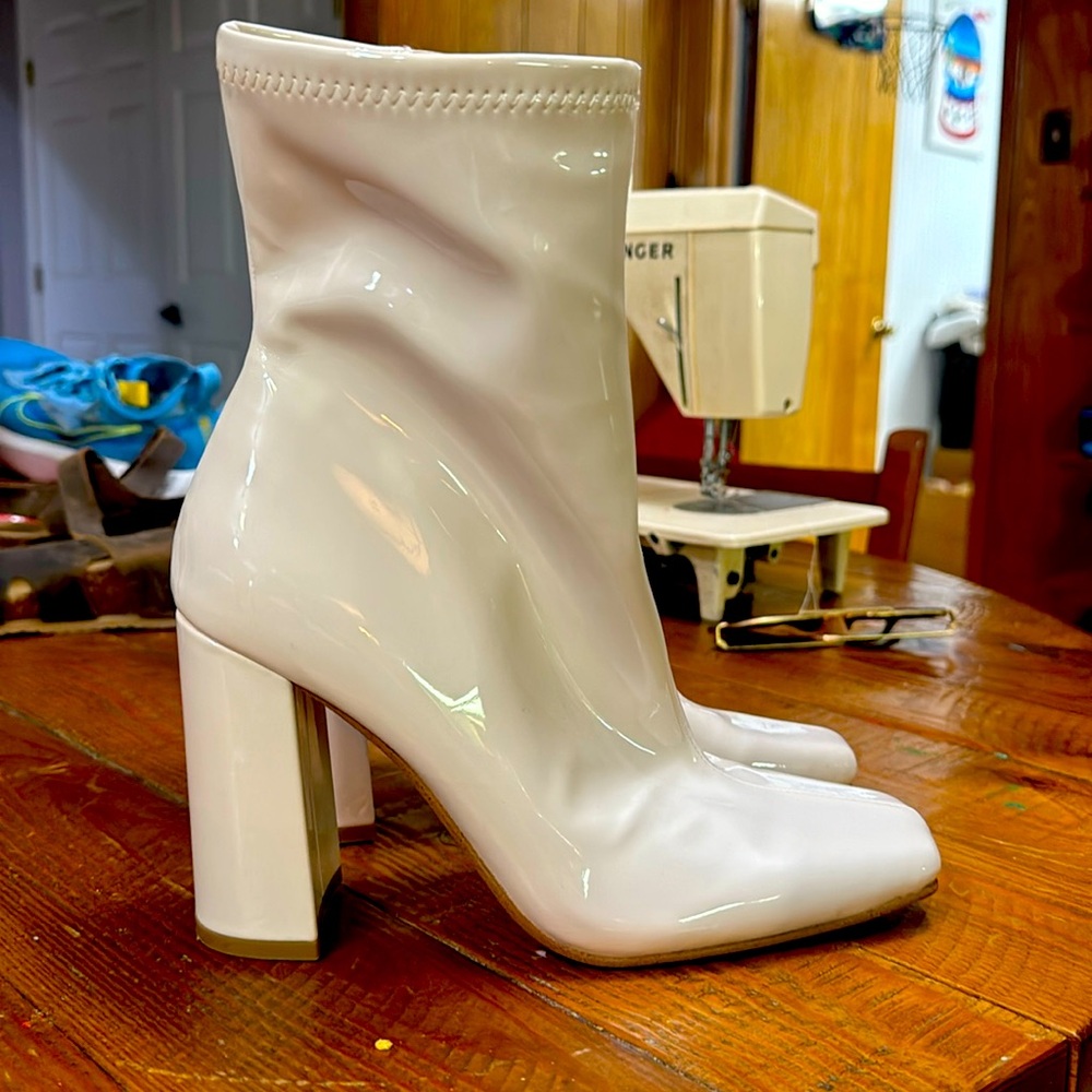 Steve Madden patent leather off white